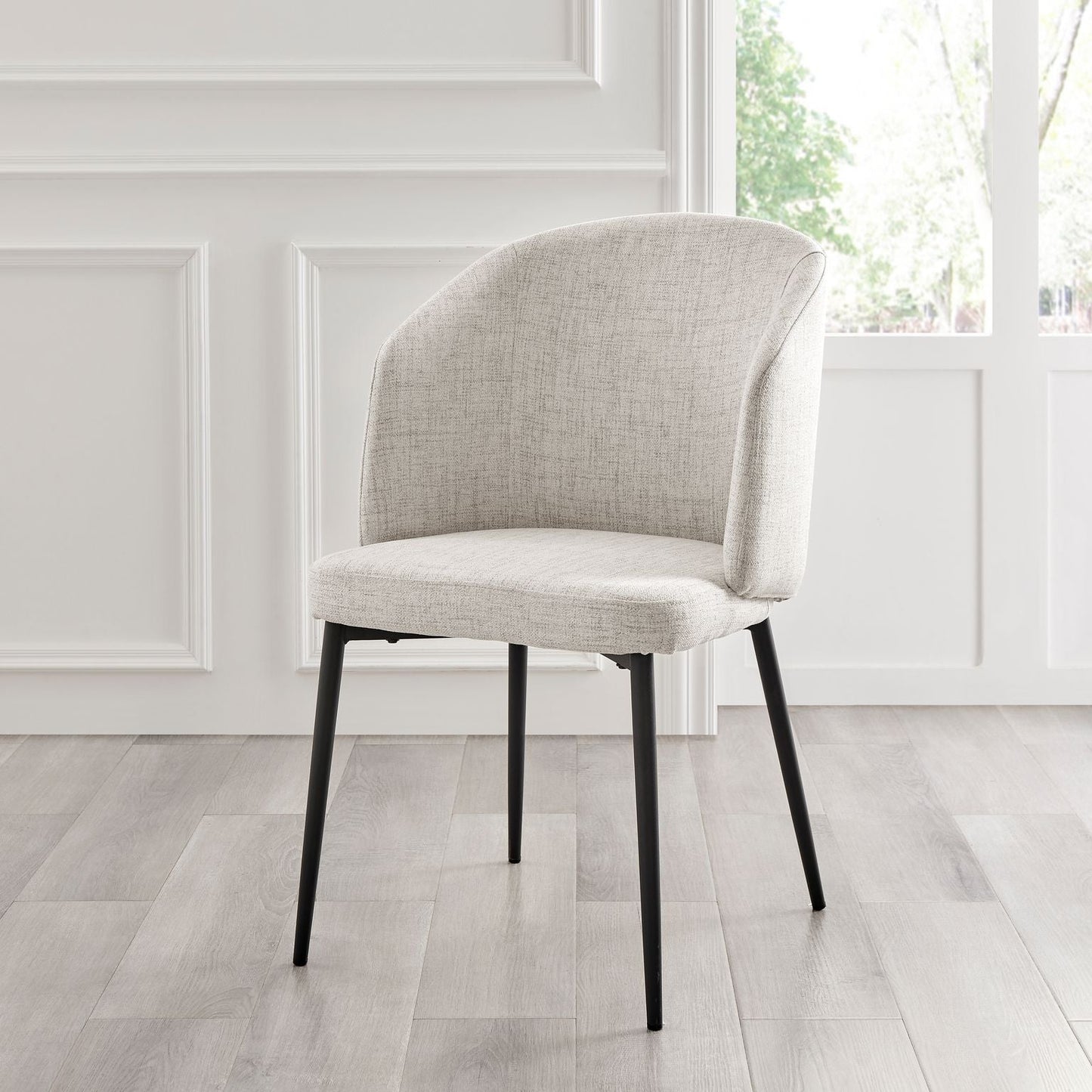Chaise de salle à manger incurvée Capri en lin ivoire et gris clair avec pieds noirs