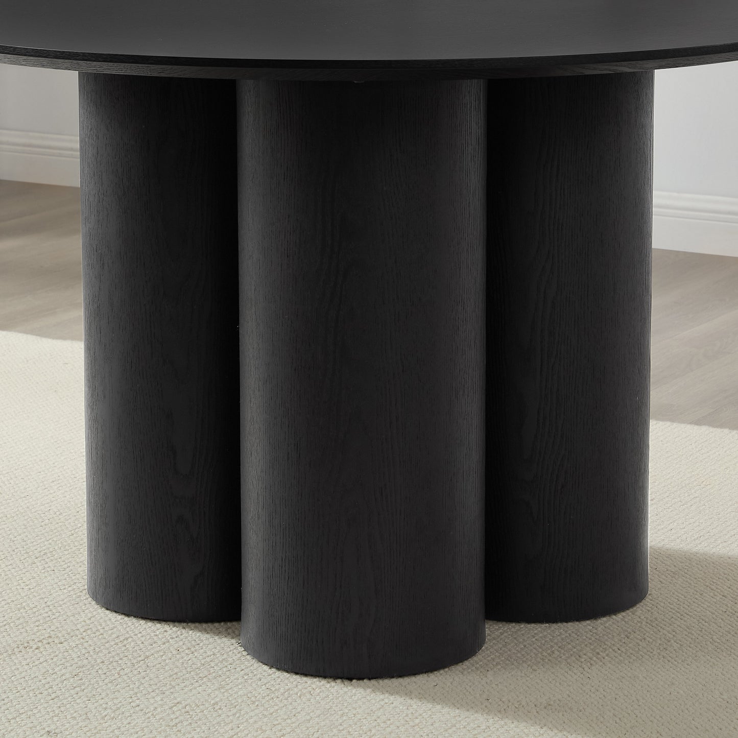 Table à manger ronde en bois noir Marco avec base en bois noir