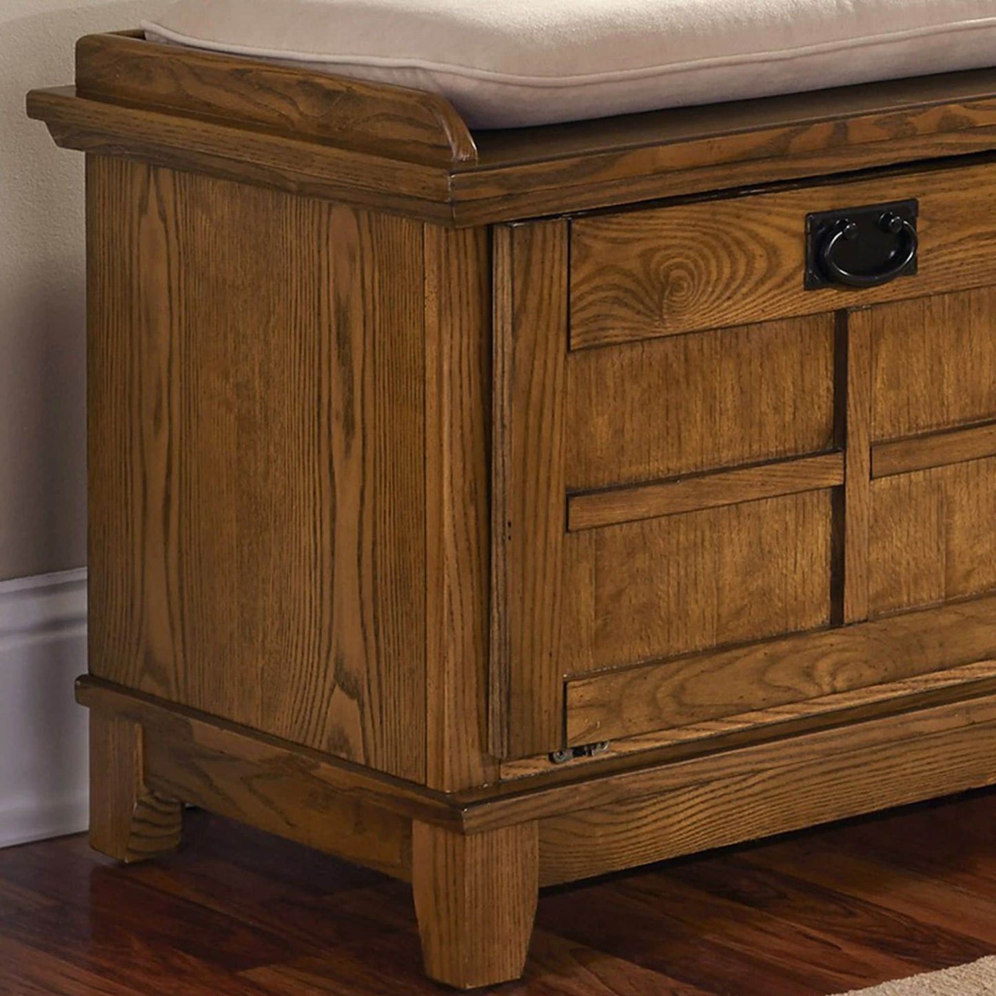 Le banc de rangement rembourré en vieille pierre de la grange grise