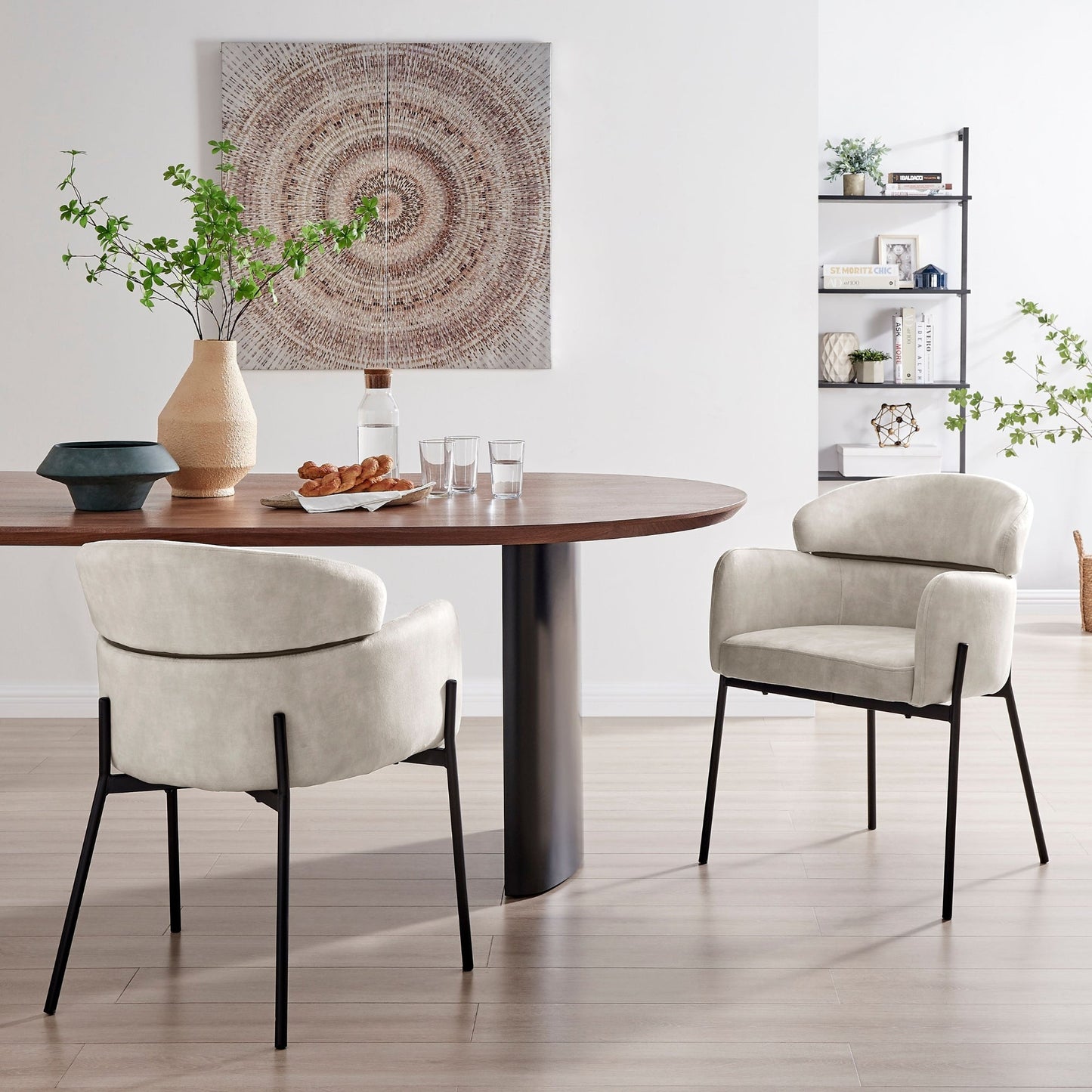 Chaise de salle à manger Liang en velours crème avec cadre noir