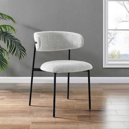 Chaise de salle à manger Remy gris clair bouclée avec cadre fin noir