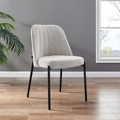 Chaise de salle à manger Adele gris clair avec pieds noirs