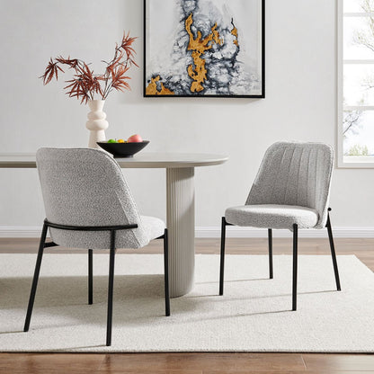 Chaise de salle à manger Adele gris clair avec pieds noirs