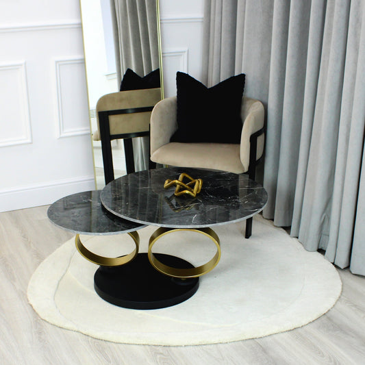 Table basse pivotante en céramique noire effet marbre avec base dorée