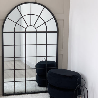 Grand miroir rustique noir de style fenêtre cintrée
