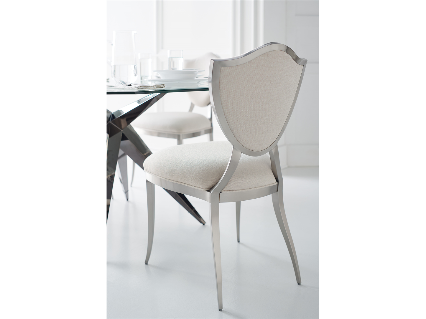 Chaise de salle à manger Babs Shield Me en chrome légèrement brossé
