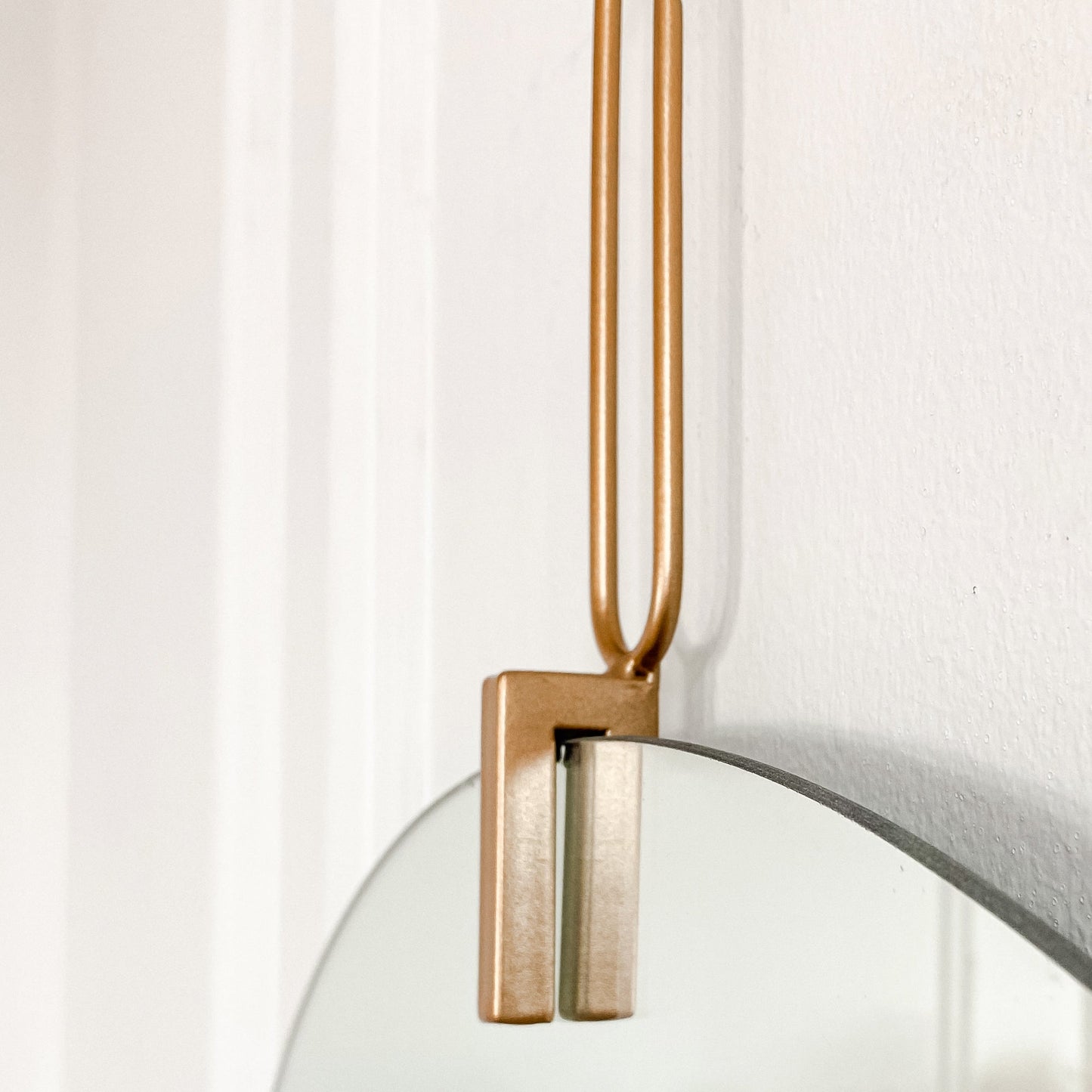 Miroir rond doré minimaliste