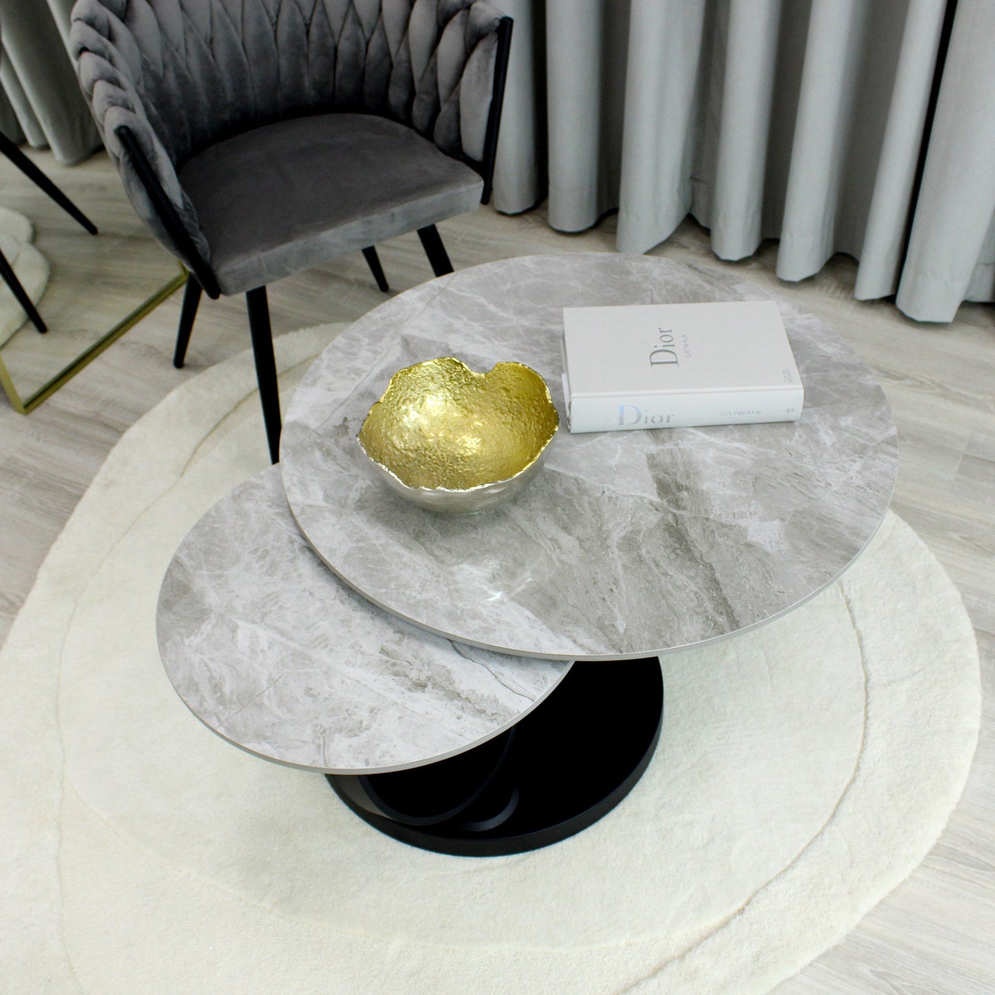 Table basse pivotante en céramique grise effet marbre avec base noire