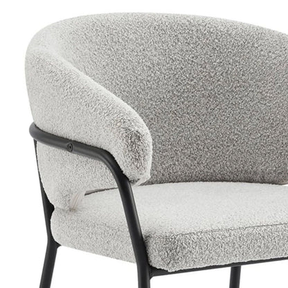 Chaise de salle à manger Capri gris clair bouclée avec cadre noir élégant