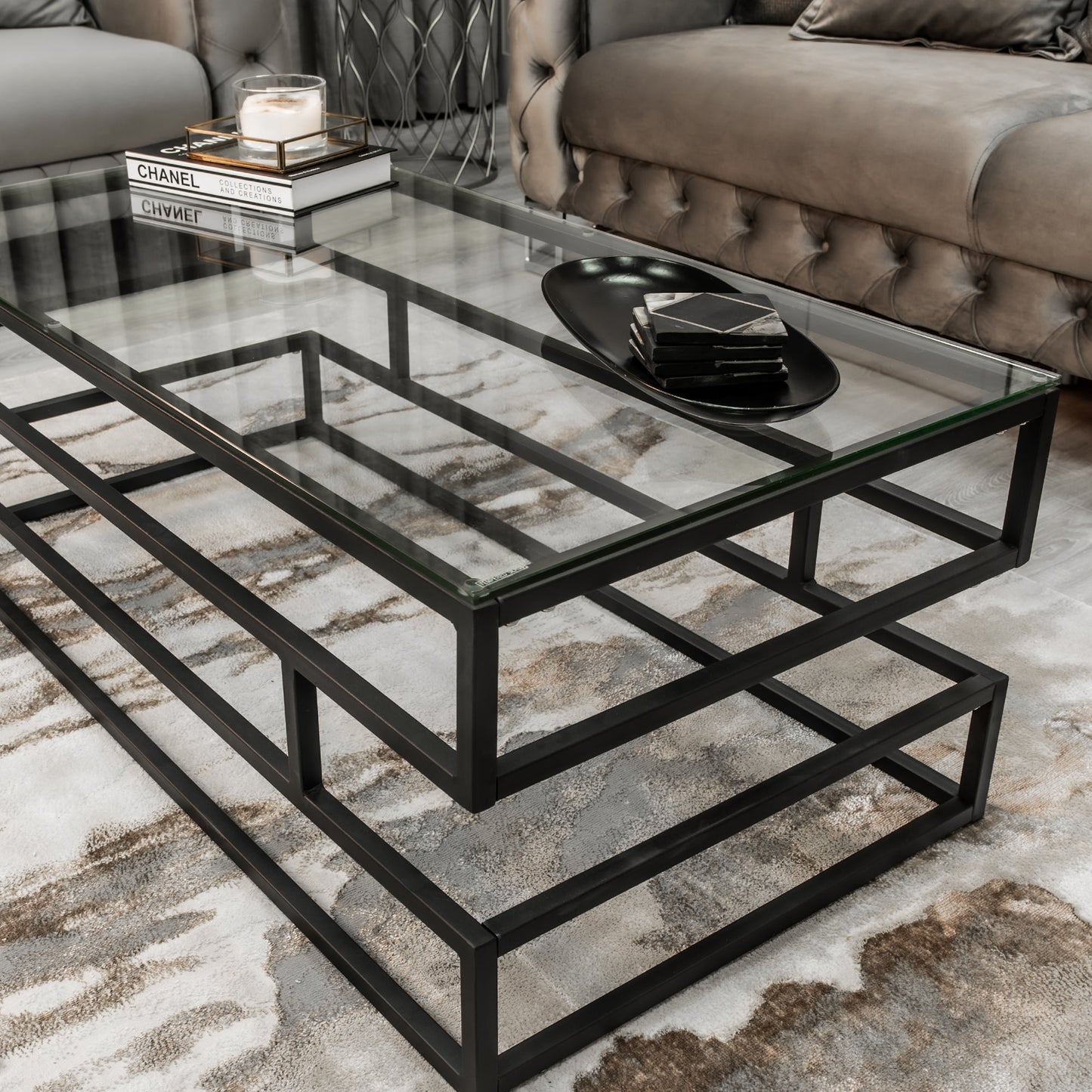 Table basse Lina en verre transparent avec cadre noir mat