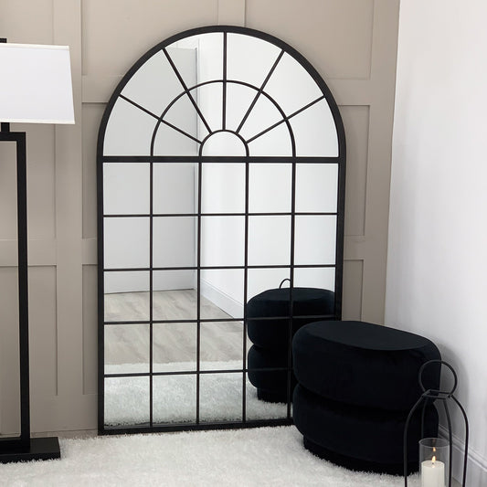 Grand miroir rustique noir de style fenêtre cintrée