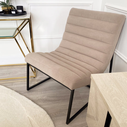 Fauteuil d'appoint en velours taupe côtelé avec cadre noir, modèle EX Display