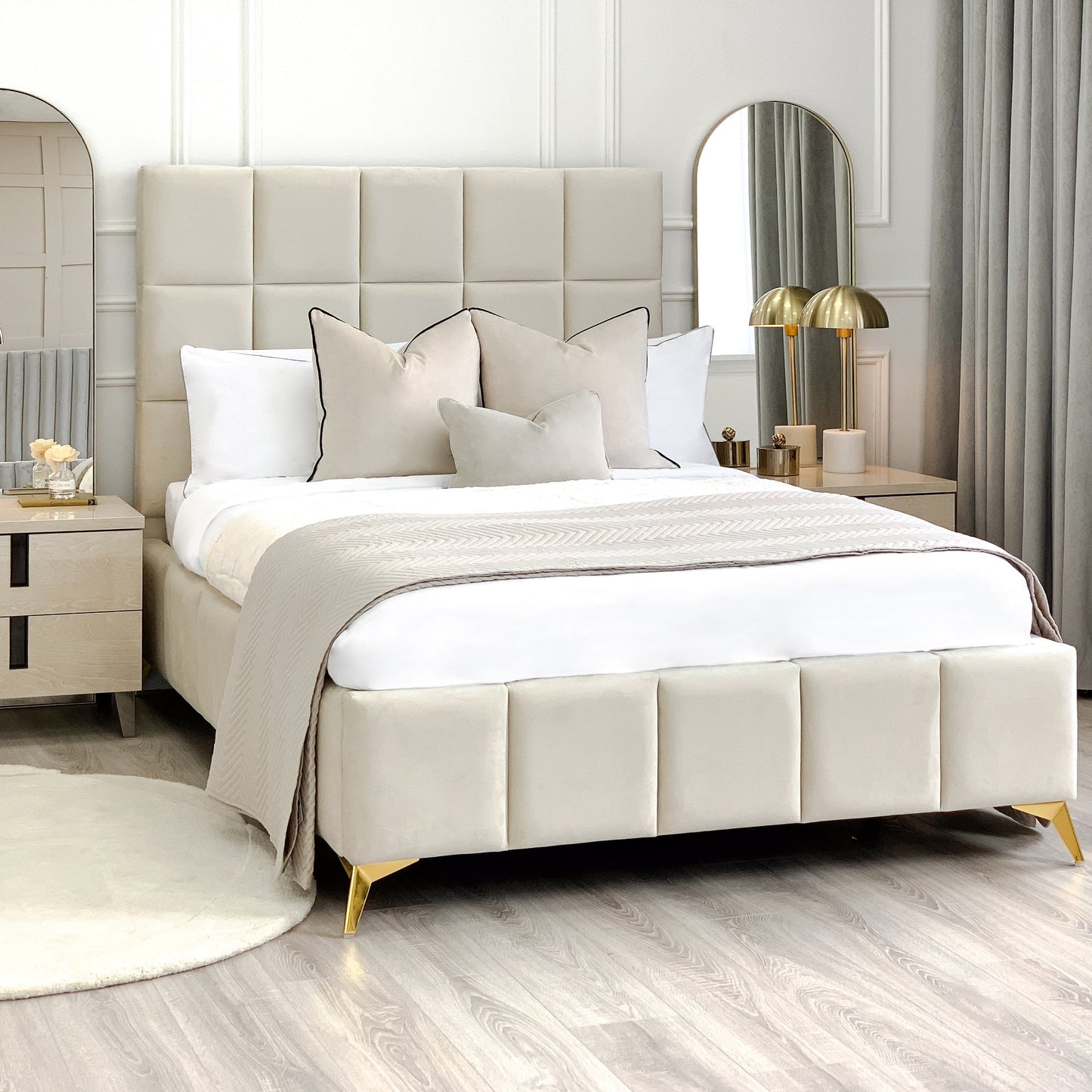 Lit ottoman rembourré en velours crème Imogen avec pieds dorés